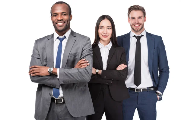 Retrato de jovens empresários multiculturais sorridentes isolados em branco — Fotografia de Stock