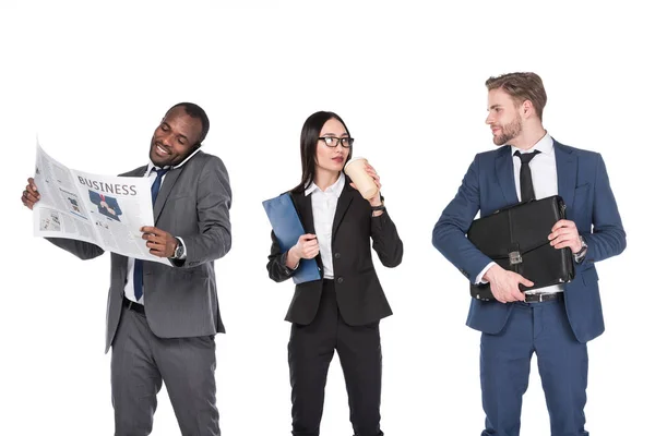 Retrato de grupo de empresarios multiculturales aislados en blanco - foto de stock