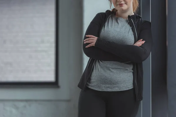Vista de cerca de la chica obesa en el gimnasio por ventana - foto de stock