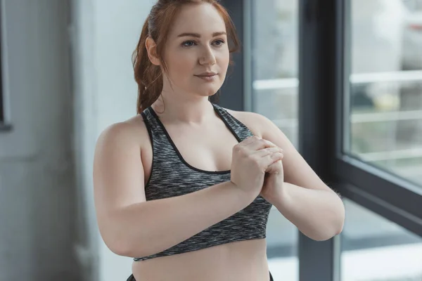 Übergewichtige Mädchen beim Sport-Top-Training im Fitnessstudio — Stockfoto