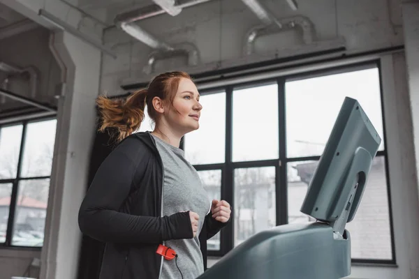 Fettleibige Mädchen trainieren auf Laufband im Fitnessstudio — Stockfoto