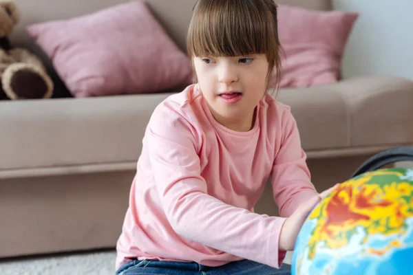 Niño con síndrome de Down jugando con globo - foto de stock