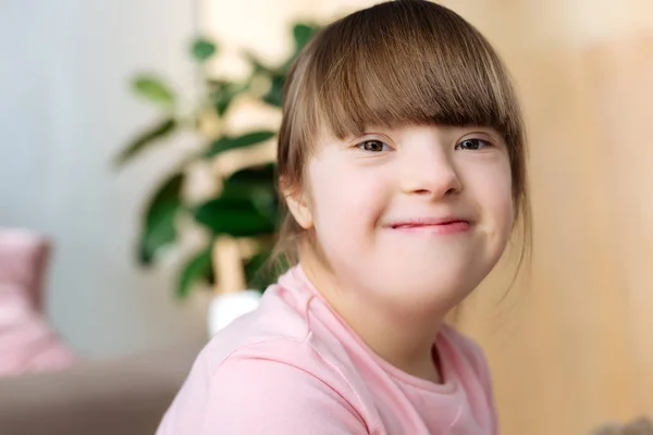 Retrato del niño sonriente con síndrome de Down - foto de stock