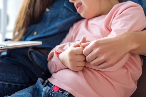 Vista da vicino di figlia con sindrome di Down e sua madre che utilizza il computer portatile — Foto stock