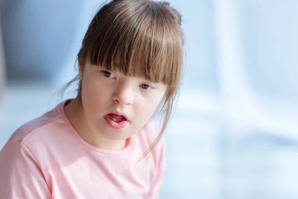 Retrato del niño reflexivo con síndrome de Down - foto de stock