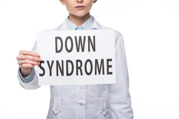 Dottore in possesso di carta con iscrizione Sindrome di Down isolato su bianco — Foto stock