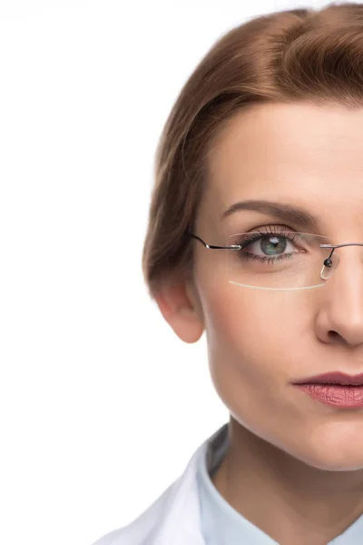 Visão de perto de médico feminino confiante usando óculos isolados em branco — Fotografia de Stock