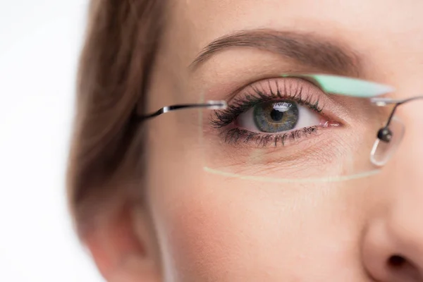 Vista de cerca de una joven con gafas aisladas en blanco - foto de stock