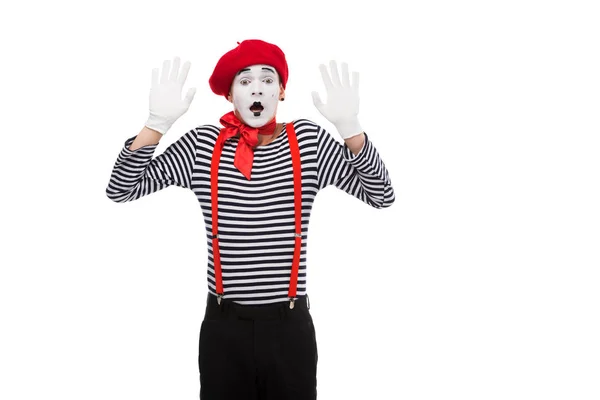 Schockierter Mime steht isoliert auf weißem Grund mit erhobenen Händen — Stockfoto