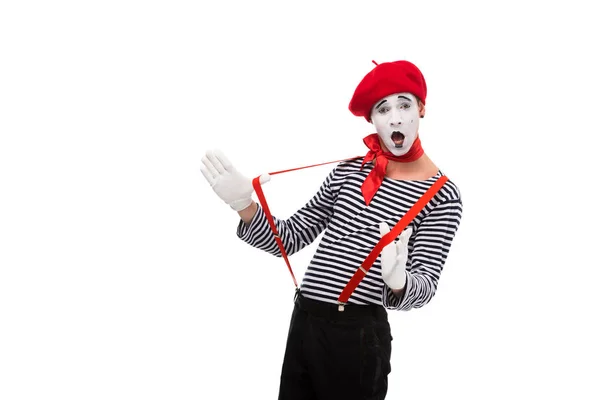 Mime surprise avec bretelles rouges isolées sur blanc — Photo de stock