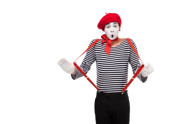 Ударная пантомима с красными подтяжками, изолированными на белом — стоковое фото