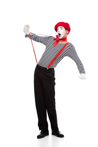 Schockierter Mime blickt auf rote Hosenträger auf weißem Grund — Stockfoto