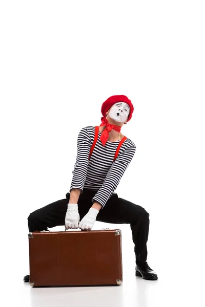 Pantomime hebt schweren braunen Koffer isoliert auf weiß — Stockfoto