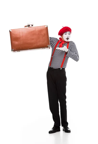 Überraschte Pantomime bei braunem Koffer auf weißem Grund — Stockfoto