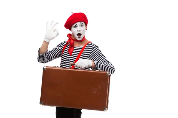 Mime tenant une valise brune et montrant un panneau ok isolé sur blanc — Photo de stock