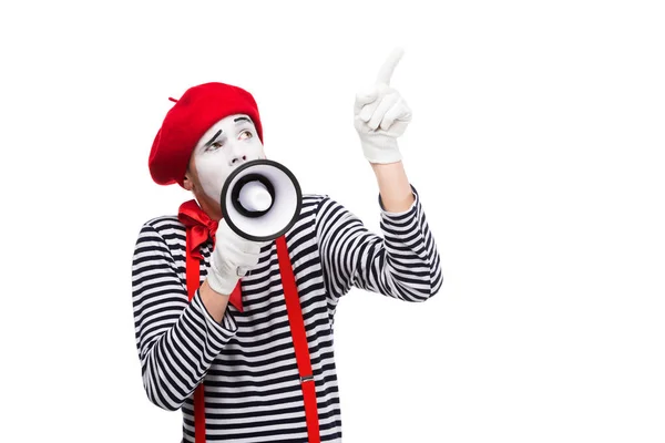 Mime parlant en mégaphone et pointant vers le haut isolé sur blanc — Photo de stock