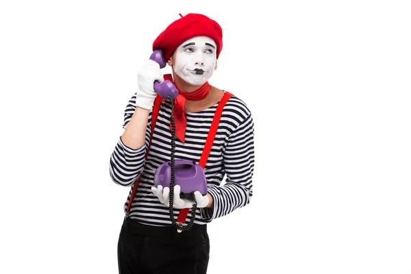 Skeptische Pantomime, die mit Ultraviolett-Retro-stationärem Telefon spricht, isoliert auf Weiß — Stockfoto