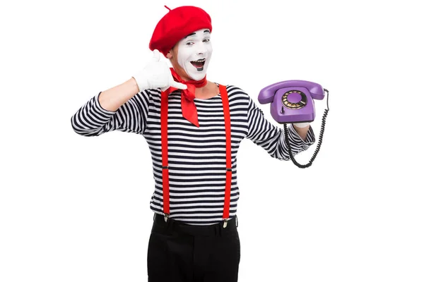 Glücklich Pantomime hält ultraviolette Retro-stationäre Telefon und zeigt rufen Sie mich Zeichen isoliert auf weiß — Stockfoto