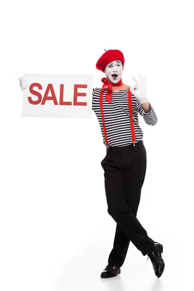 Pantomime hält Verkaufsschild und zeigt ok Zeichen isoliert auf weiß — Stockfoto