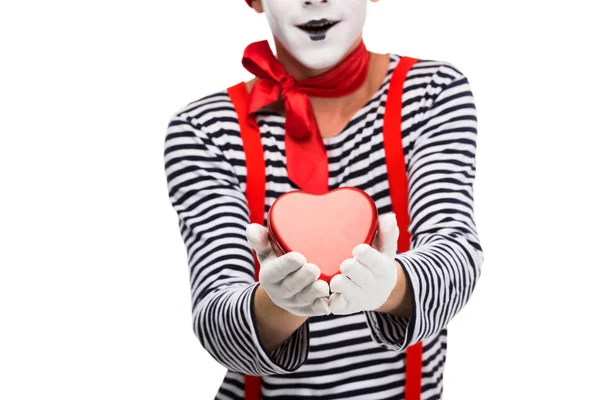 Abgeschnittenes Bild eines Pantomimen mit herzförmigem Geschenkkarton, isoliert auf weißem, Valentinstag-Konzept — Stockfoto