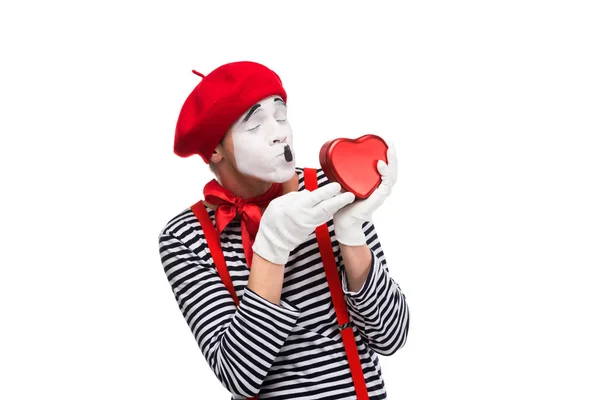 Mime поцелуи сердце форме подарочной коробки изолированы на белом, День святого Валентина концепции — стоковое фото