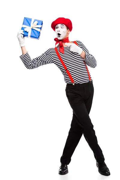 Mime surpris pointant sur boîte cadeau isolé sur blanc — Photo de stock