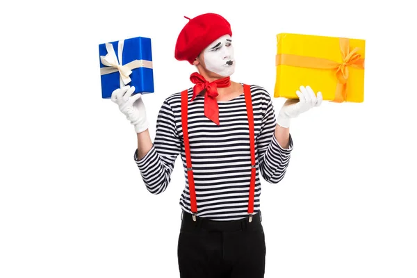 Mime grimaçant tenant des boîtes-cadeaux isolées sur blanc — Photo de stock