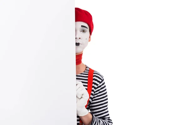 Mime regardant dehors de la planche vide isolé sur blanc — Photo de stock