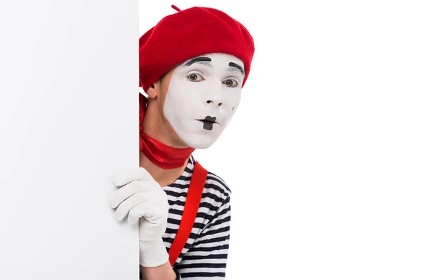 Mime regardant dehors de la planche vide isolé sur blanc — Photo de stock