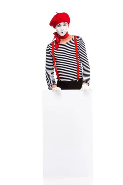 Mime debout avec planche vide isolé sur blanc — Photo de stock