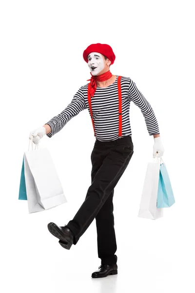 Mime marche avec des sacs à provisions isolés sur blanc — Photo de stock