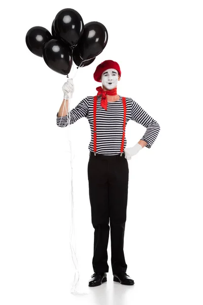 Gai mime tenant paquet de ballons noirs avec de l'hélium isolé sur blanc — Photo de stock