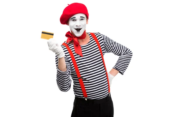 Mímica feliz mostrando cartão de crédito isolado no branco — Fotografia de Stock