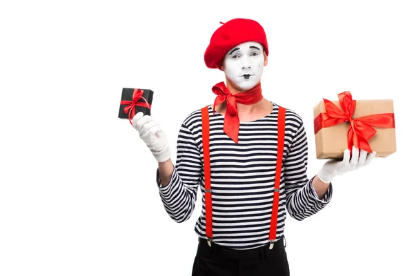 Pantomime hält Geschenkkartons in der Hand und blickt isoliert auf die Kamera — Stockfoto