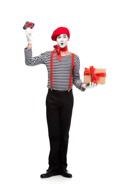 Pantomime mit Geschenkkartons isoliert auf weiß — Stockfoto