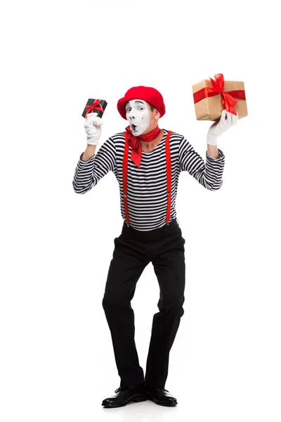 Mime grimacant et tenant des boîtes-cadeaux isolées sur blanc — Photo de stock