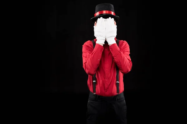 Пантомимы, покрывающие лицо руками, изолированными на черном — стоковое фото