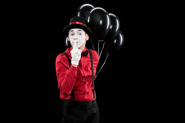 Mime segurando balões e mostrando sinal de silêncio isolado em preto — Fotografia de Stock