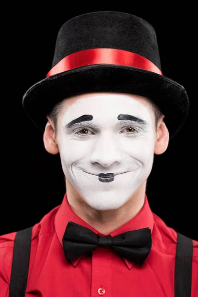 Portrait de mime souriant avec maquillage isolé sur noir — Photo de stock