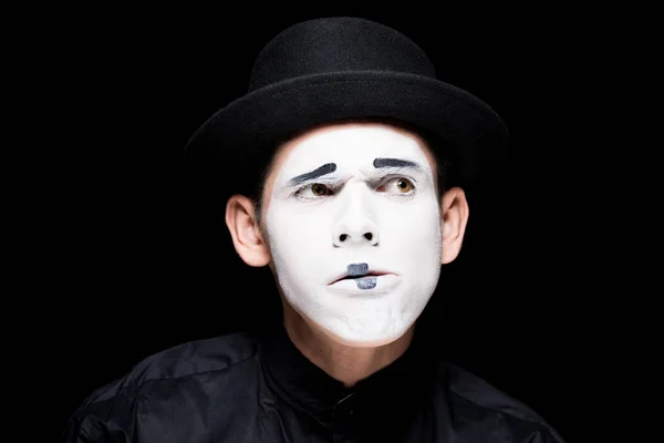 Nachdenkliche Pantomime mit Make-up isoliert auf schwarz — Stockfoto