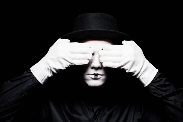 Mime couvrant les yeux isolé sur noir — Photo de stock