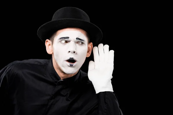 Mime entendant quelque chose d'isolé sur noir — Photo de stock