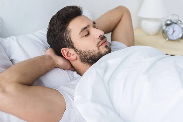 Bärtiger Mann entspannt sich auf Bett im Schlafzimmer — Stockfoto