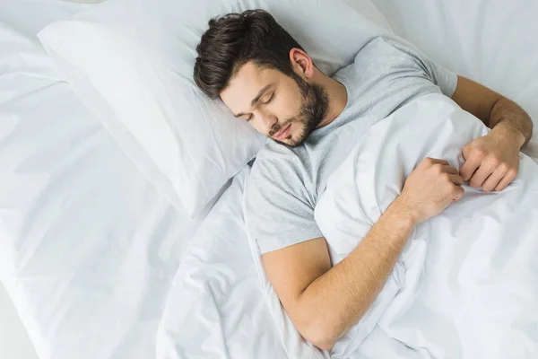 Vista superior do homem barbudo dormindo na cama — Fotografia de Stock