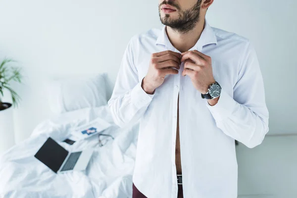 Vista recortada de hombre de negocios con camisa en el dormitorio - foto de stock