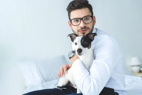 Homme avec chien — Photo de stock
