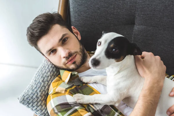 Hombre guapo y jack russell terrier perro mirando a la cámara - foto de stock