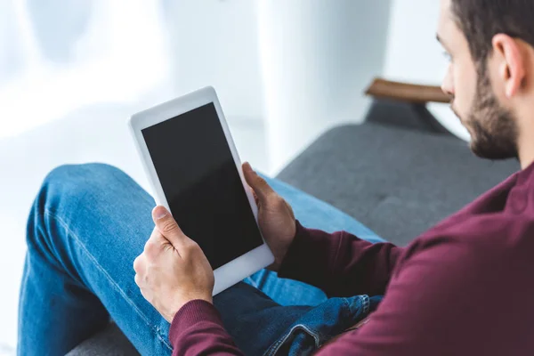 Joven barbudo hombre utilizando tableta digital con pantalla en blanco — Stock Photo