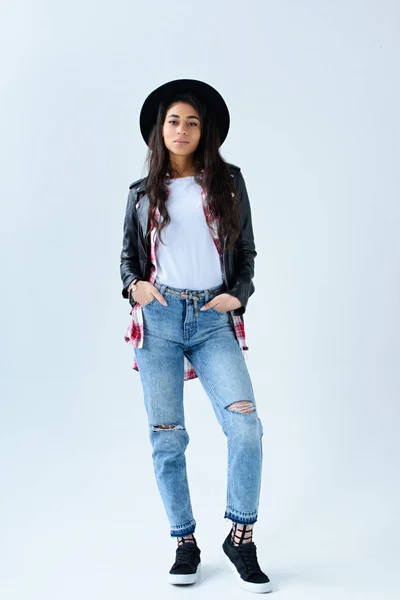 Stylische junge Frau in Lederjacke und Jeans isoliert auf grau — Stockfoto