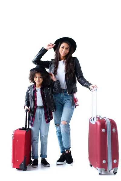 Feliz jovem mãe e filha com malas isoladas em branco — Fotografia de Stock